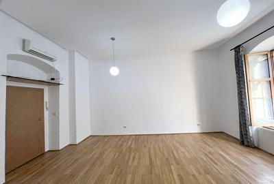 Apartament cu 2 camere semidecomandat, mobilat în Central