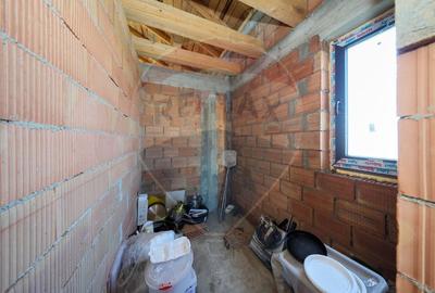 Duplex  la roșu cu 2 apartamente - 6 camere, terase generoase și curte - 15