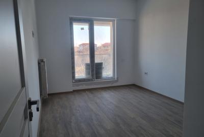 Apartament cu 3 camere,centrala proprie,mutare imediata,vedere superba catre Lac - 4