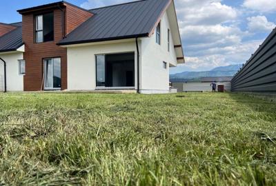 Casă individuală cu 5 camere în Cristian