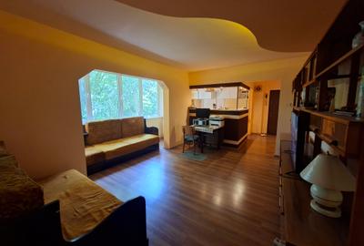 Apartament cu 3 camere semidecomandat în Circumvalațiunii