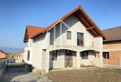 Casă individuală cu 5 camere în Șura Mare