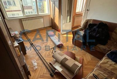 Apartament cu 3 camere semidecomandat, mobilat în Micro III