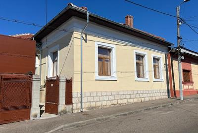 CASA INDIVIDUALA SOLIDA + ANEXE , STR EMINESCU, LA 5 MINUTE DE PIATA MICA - 1