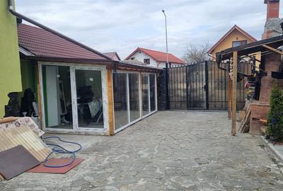 Casa de vanzare moderna cu costuri reduse, panouri solare si spatiu comercial in - 24