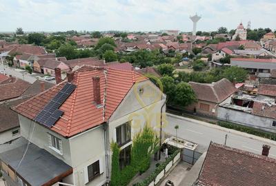 Casă cu garaj și panouri fotovoltaice în centrul orașului Salonta - 1