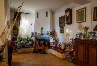 Casă cu 8 camere în Izvorani