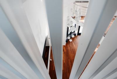 Sanctuar Urban în Inima Piperei: Eleganță Contemporană pe 1.000 mp de Intimitate - 4