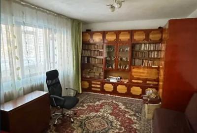 Apartament cu 3 camere decomandat în Podu Roș