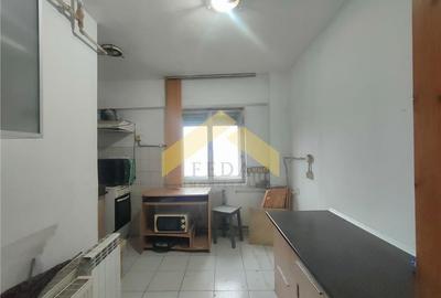 Apartament 3 camere de vanzare zona Intim - 1