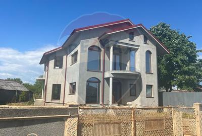 Casă individuală cu 6 camere în Răstoaca