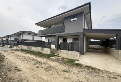 Casă individuală cu 4 camere în Dezmir