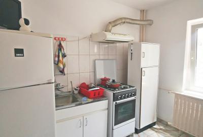 Inchiriere Gars 42mp la Veteranilor  bloc de 4 etaje langa metrou Lujerului 10 m - 12
