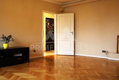 Apartament cu 3 camere semidecomandat, mobilat în Moșilor