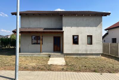 Casă individuală cu 5 camere în Giarmata