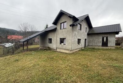 Casa Sucevița | 4.000 mp teren | Zonă liniștită 🌲 - 1