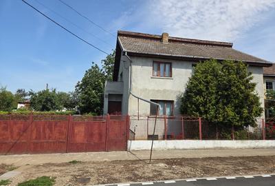 Casă individuală cu 5 camere în Peciu Nou
