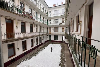 De vânzare apartament 3 camere zona semicentrală - 12