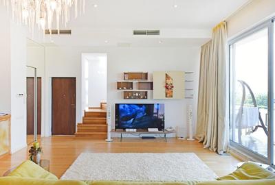 Apartament cu 4 camere semidecomandat, mobilat în Băneasa