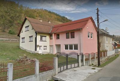 Casă cu 5 camere în Goiești