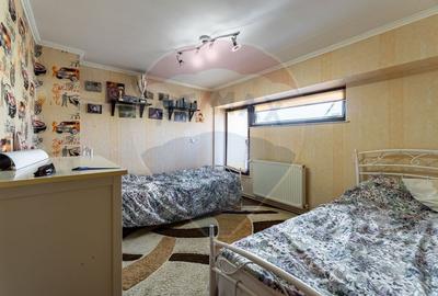 Casă spațioasă 350 mp utili, Teren 650 mp, Garaj subteran, Tractorul - 50