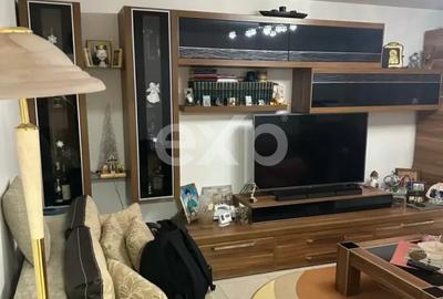 De vanzare apartament 3 camere decomandate, 70 m², et.1, zona Anda - 2