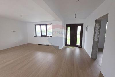 Casă individuală cu 4 camere în Girov