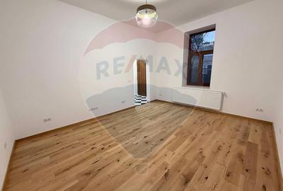 Apartament 4 camere, pe 2 niveluri si curte comuna în Centru - 8