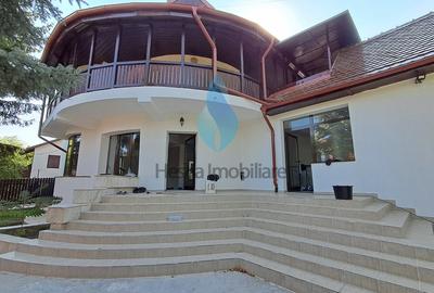 Casă cu 8 camere în Bucium