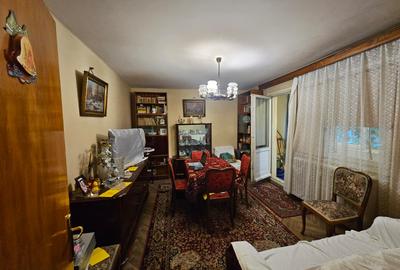 Apartament cu 3 camere decomandat, mobilat în Titan