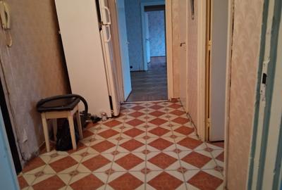 Apartament cu 3 camere semidecomandat în Podu Roș
