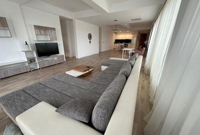 Penthouse cu 3 camere decomandat, mobilat în Central