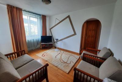 Apartament cu 4 camere semidecomandat în Dărmănești