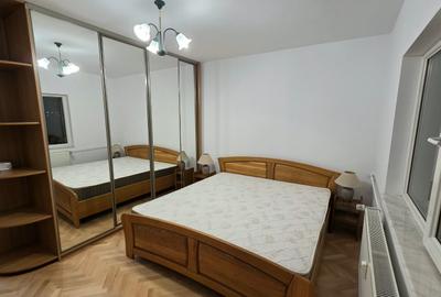 Apartament cu 2 camere decomandat în P-ța Victoriei