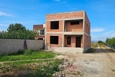 Casă individuală cu 5 camere în Mărăcineni