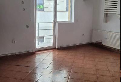 Apartament cu 4 camere decomandat în Splaiul Unirii