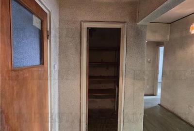Apartament cu 3 camere in Cartierul Drumul Taberei, sector 6, langa metrou Valea - 7