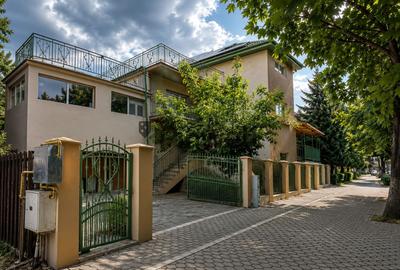 Casă cu 13 camere în Ghermănești