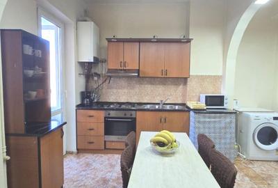 Apartament cu 4 camere semidecomandat, mobilat în P-ța Victoriei