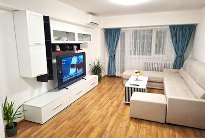 Apartament cu 3 camere decomandat, mobilat în P-ța Victoriei