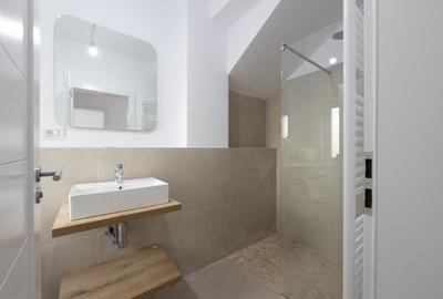 Despartit prin casa scarii! Zona buna! Asfalt! Toate utilitatile! - 15