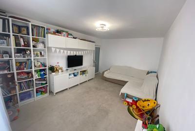 Apartament cu 3 camere decomandat, mobilat în Faleza Nord