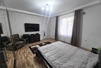 PIATA SINAIA - 3 camere - spatios - inalt - vila istorica - CENTRALA PROPRIE - 3
