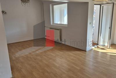 Apartament cu 4 camere decomandat în Lujerului