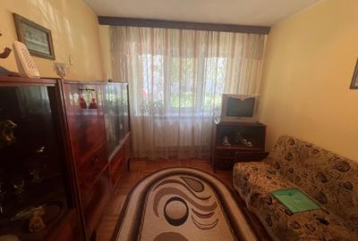 Apartament cu 3 camere semidecomandat în Micro 38