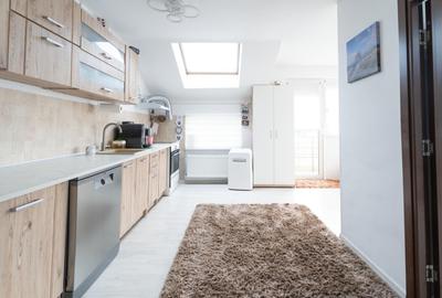 Apartament cu 3 camere semidecomandat, mobilat în Florești