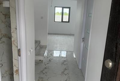 Casă cu 5 camere în Bragadiru