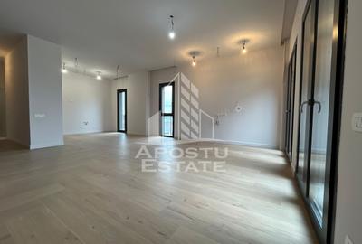 Penthouse cu 4 camere semidecomandat în Torontalului