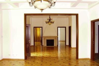 Casă individuală cu 5 camere în Capitale