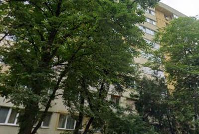 Apartament cu 3 camere semidecomandat în Obor